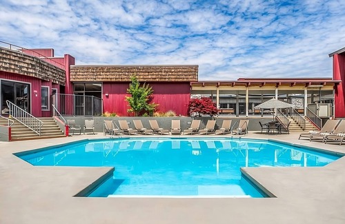 Tri-Cities Resort | Short Distance From The Well Known Sites! Modern Unit, w/FREE Parking, Pool!