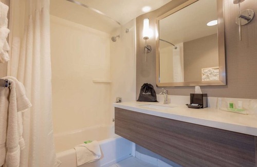 Anaheim Resort Hotel | Short Distance From The Well-Known Sites! Near Disneyland Park, w/Outdoor Pool