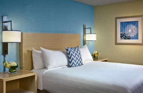 Houston House | Short Distance to Rocket Park! FREE Parking & Breakfast, Outdoor Pool!