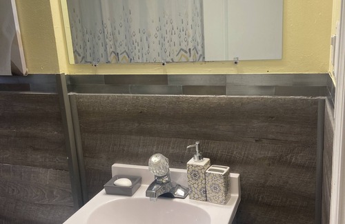 Inkster House | Short distance travel to and from DTW Airport.