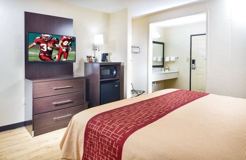 Paducah Hotel | Short Drive to Harrah’s Metropolis Casino! Free Parking, Pets are Welcome!