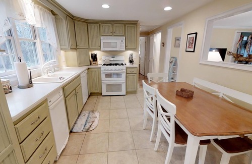Dennis House | Short drive to Mayflower Beach