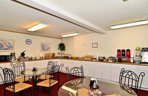 Ontario Hotel | Short Drive to Scotch Pines Golf Course! 2 Spacious Units, Pool, Pets Allowed!