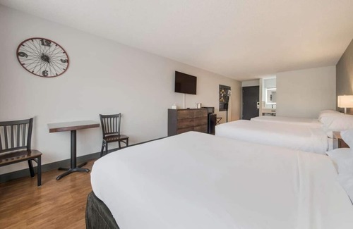 Ontario Hotel | Short Drive to Scotch Pines Golf Course! 2 Spacious Units, Pool, Pets Allowed!