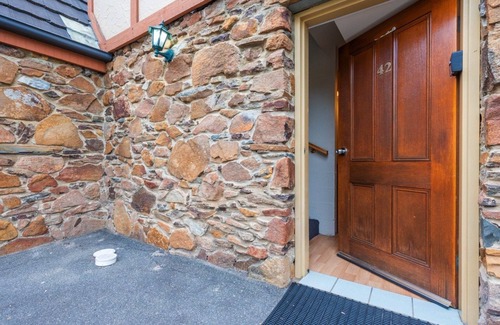 Newnham Apartment | Short drive to the Launceston CBD