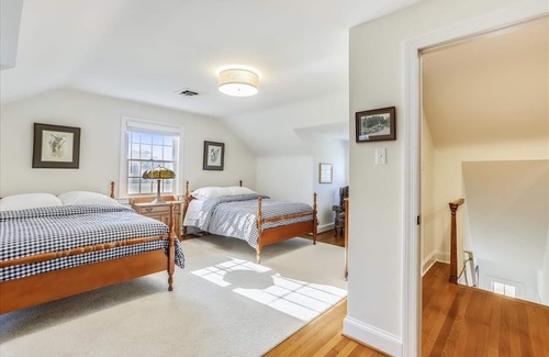 Secretary House | Short drive to Downtown Cambridge | Private Dock | Sleeps 22 | Pool | Hot Tub |