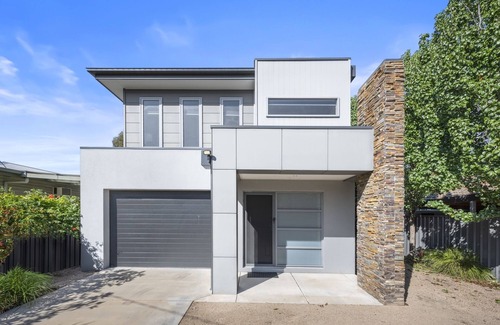 Golden Square House | Short & long stay options. 3 bedrooms. Free Wi-Fi.