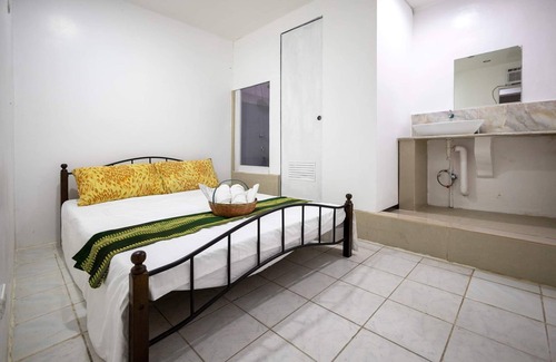 Diliman Condo | Short ride dine, bars,malls,schools,hosp.near beaches,volcanoes,Subic/Clark base