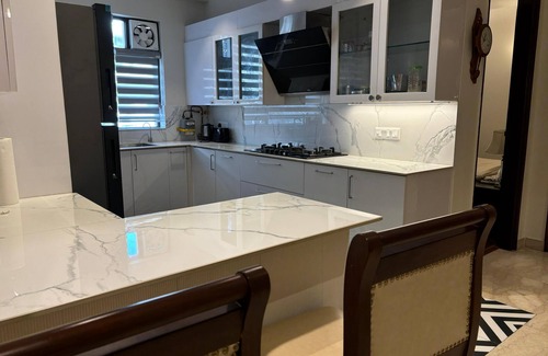 Green Park Apartment | Short Stay 3BHK in Green Park with LIFT
