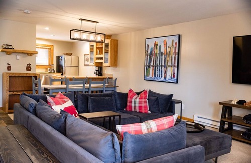 Four O'Clock Condo | Short Stroll to Lift & Town