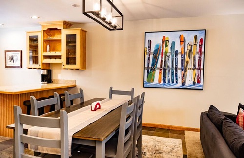Four O'Clock Condo | Short Stroll to Lift & Town