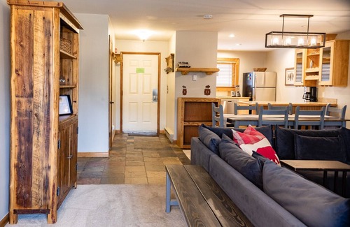 Four O'Clock Condo | Short Stroll to Lift & Town