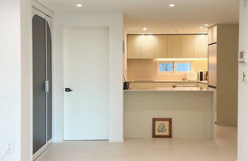 Seongsu Apartment | [Short-term rent]1316sqft Seongsu-Dong Luxury 2B2B APT with dress room, king bed