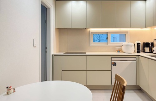 Seongsu Apartment | [Short-term rent]1316sqft Seongsu-Dong Luxury 2B2B APT with dress room, king bed