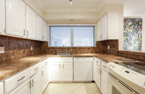 East Fort Lauderdale House | SHORT WALK TO BEACH AND RESTAURANTS HEATED POOL