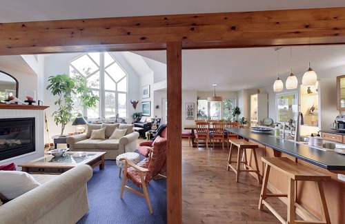 The Blue Mountains Ski Chalet | Short walk from the Village at Blue Mountain - fantastic views of the mountains!