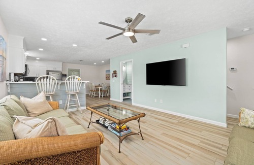Port St. Joe Condo | Short Walk to beautiful St Joe Bay and Historic downtown Port St Joe.