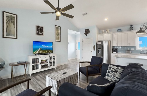 Port St. Joe House | Short walk to the Beach and Bay, Pet Friendly and Fully Fenced yard