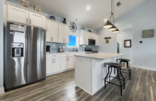 Port St. Joe House | Short walk to the Beach and Bay, Pet Friendly and Fully Fenced yard