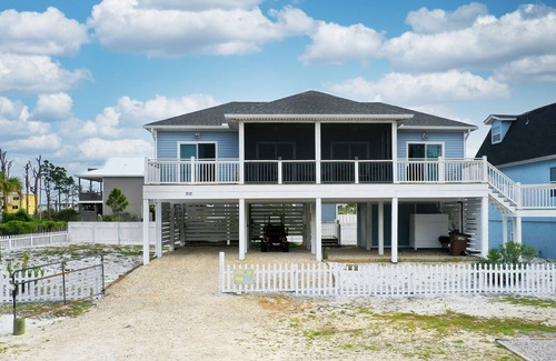 Port St. Joe House | Short walk to the Beach and Bay, Pet Friendly and Fully Fenced yard