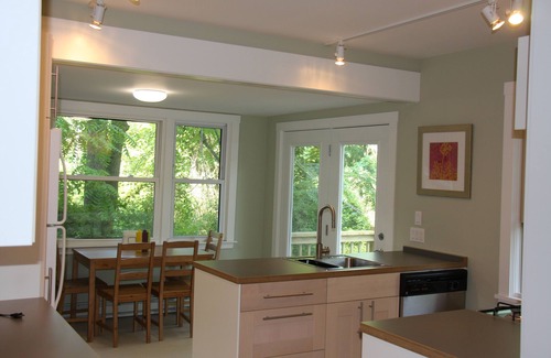 Lakeside Cottage | Short walk to the beach & backs up to the woods!