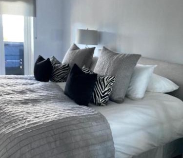 Carlyon Bay Apartment | Shorthorn Apartment, 53a Sea Road