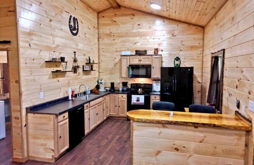 Heidelberg House | Shorty’s View| Hot Tub| Ride-In/Off-Road access