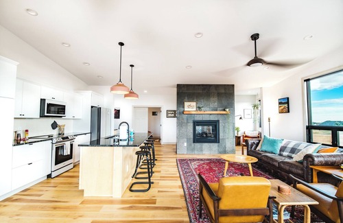 Red Lodge House | Shred Lodge - Luxurious modern home on the golf course with 180 degree viewsn