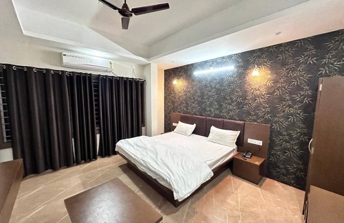 Raisen Hotel | Shree Tara Heritage