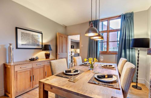 Shrewsbury House | Shrewsbury Townhouse - Free Parking