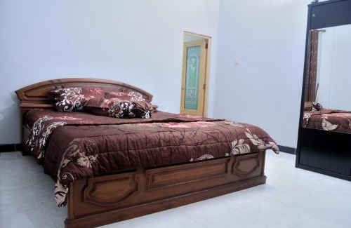 Baturetno House | Shrine Guest House