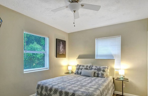 Murray Hill House | ~Shuffleboard Suite Sleeps 8 Foosball Fun~