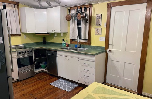 Lakeside Cottage | "ShuffleInn" - Adorable Historic Lakeside Cottage In Great Location