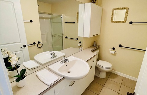 Scotch Creek House | Shuswap Lake Resort-Waterfront Beach with Boat Buoy