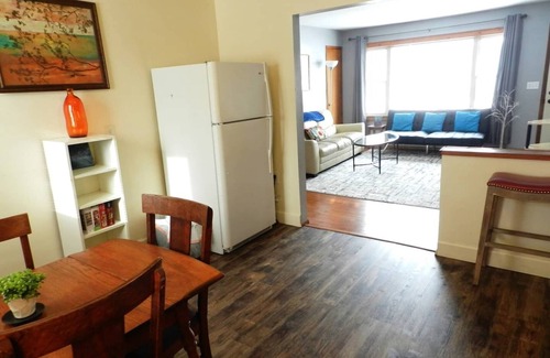 Monona House | Side B-Cute and Comfortable Home near Waterfront