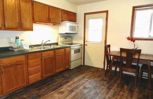 Monona House | Side B-Cute and Comfortable Home near Waterfront
