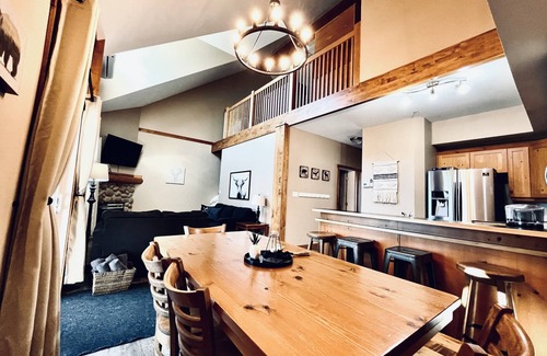 East Kootenay Condo | 🖤Side by Side Ski in/out condos, 6 beds, 6 pullouts, 6 baths, two hottubs, AC 🖤