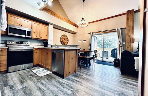 East Kootenay Condo | 🖤Side by Side Ski in/out condos, 6 beds, 6 pullouts, 6 baths, two hottubs, AC 🖤