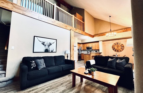 East Kootenay Condo | 🖤Side by Side Ski in/out condos, 6 beds, 6 pullouts, 6 baths, two hottubs, AC 🖤