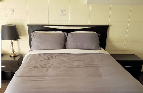 Beaverlodge Hotel | Side Trax Inn