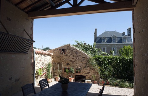 Les Essarts Cottage | Side yard, side garden