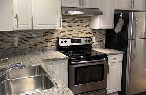 Booktown House | SIDNEY MEWS: Great Location KING Bed/1Bath-In Town near Ocean-with Patio/Pond/AC