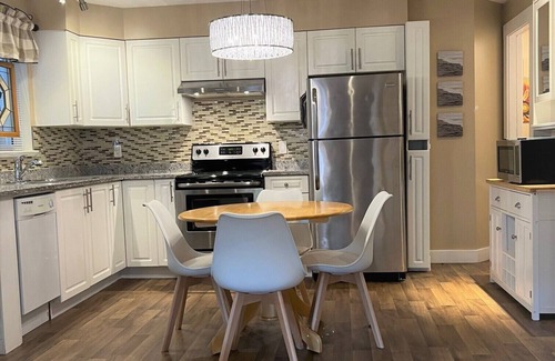Booktown House | SIDNEY MEWS: Great Location KING Bed/1Bath-In Town near Ocean-with Patio/Pond/AC