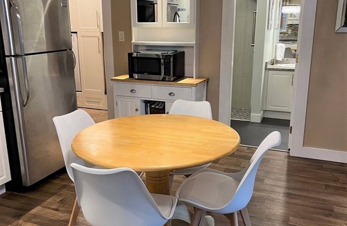 Booktown House | SIDNEY MEWS: Great Location KING Bed/1Bath-In Town near Ocean-with Patio/Pond/AC