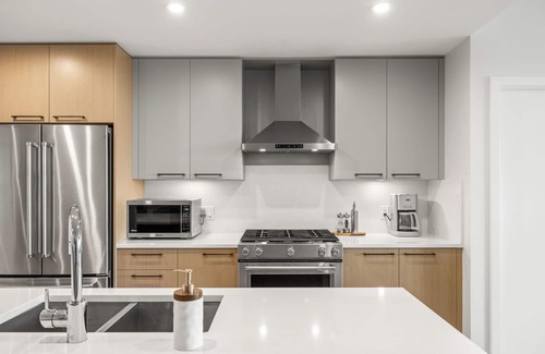 Booktown Condo | Sidney Sunnyside - Luxurious Seaside Living in Amazing Sidney by Victoria Prime!