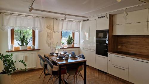 Lesna Apartment | Siedlisko Hortensjowe Wzgórza Szyszkowa 61, 59-820 Leśna - Apartament Janina