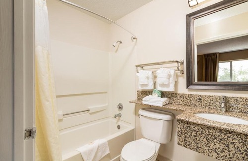 Ellendale Hotel | Siegel Select Bartlett