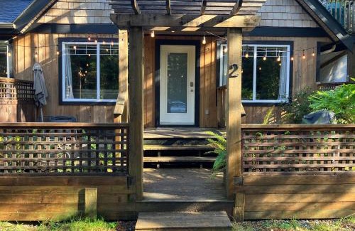 Tofino Apartment | Sienna's Tree House (Tall Trees And Salty Breeze)