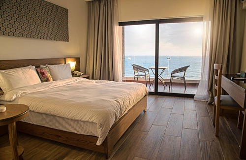 Freetown Bed & Breakfast | Sierra Palms Resort