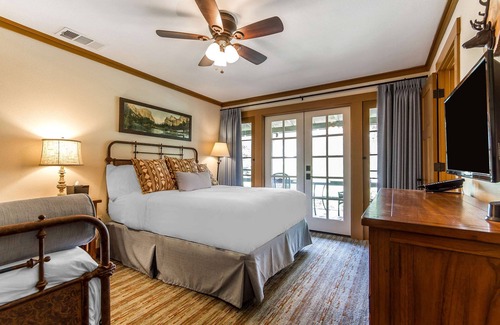 Yosemite Forks Hotel | Sierra Sky Ranch, Ascend Hotel Collection